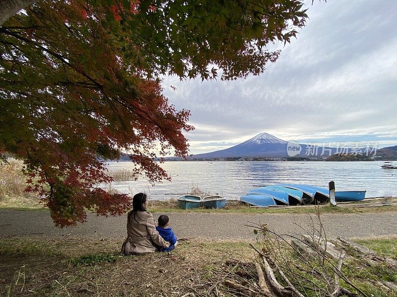 母子看着富士山