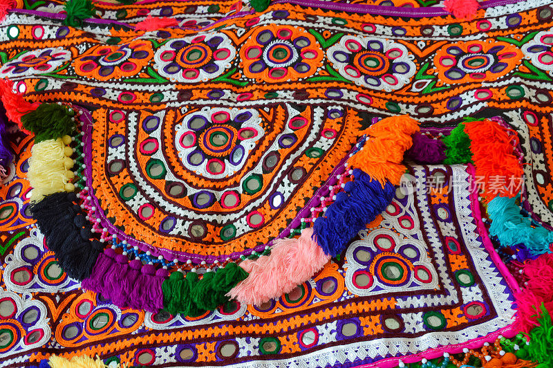 印度刺绣手工风格背景，阿希尔刺绣复古风格，印度拼布地毯在印度，手工艺人绣花布在传统印度