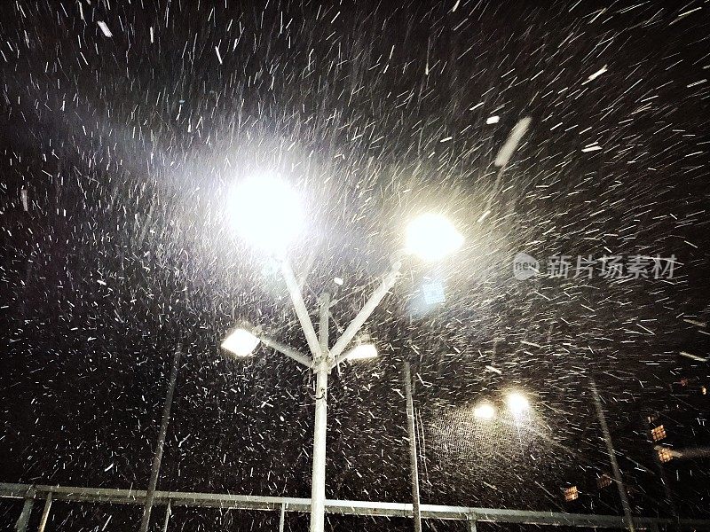 夜间暴雪