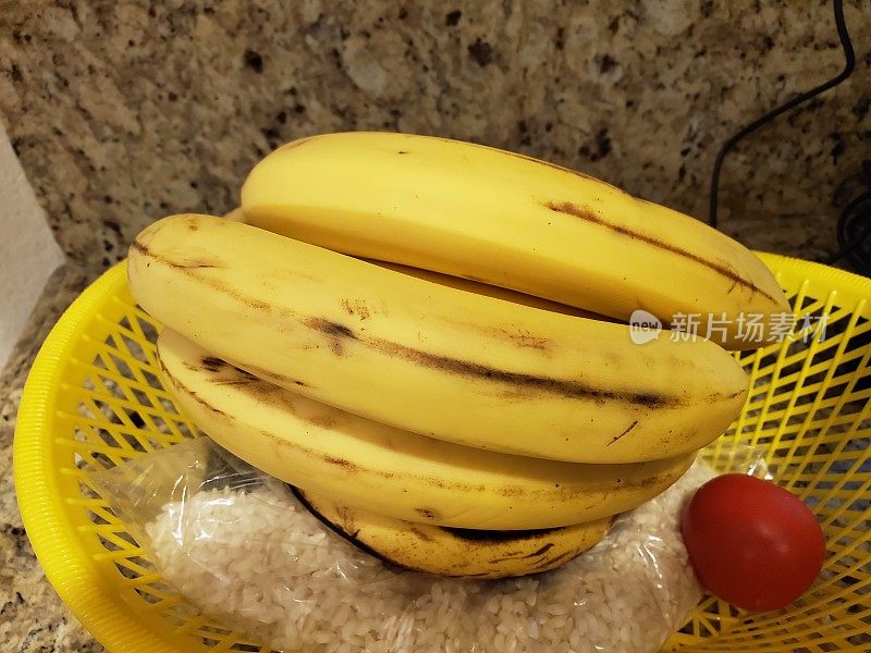 黄色香蕉水果在透明的玻璃碗