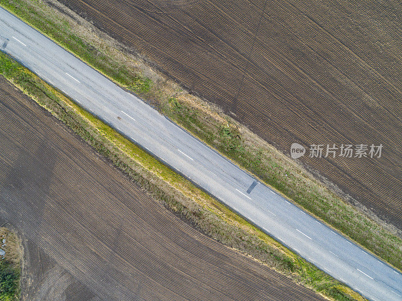 农村地区公路的鸟瞰图
