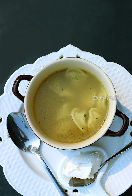 俯视图俄罗斯饺子汤或Pelmeni与斯美塔那酸奶油