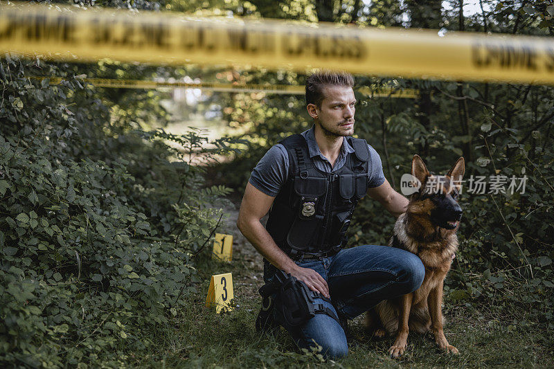 警犬随时准备协助男警官前往犯罪现场