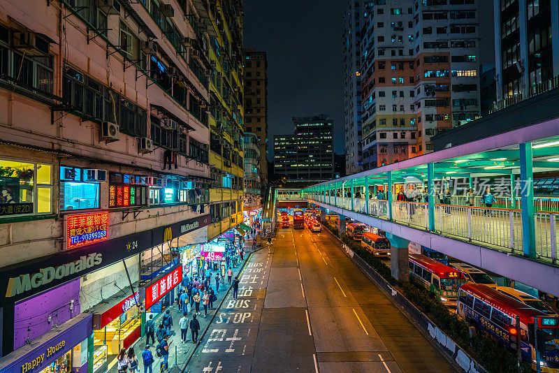 明亮的霓虹灯标志，五颜六色拥挤的城市景观旺角，九龙，中国香港