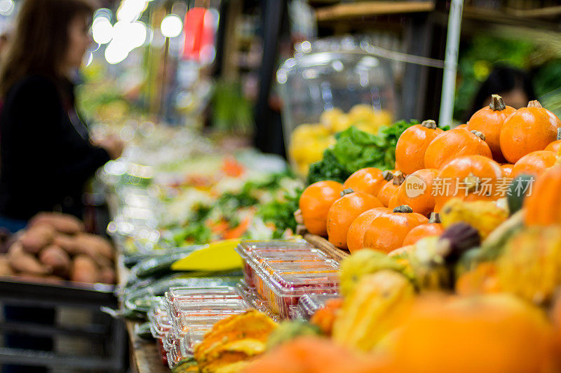 健康、新鲜、色彩鲜艳的蔬菜陈列于有机市场
