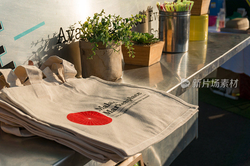 澳大利亚达尔文马拉克农贸市场上的可重复使用的纺织购物袋
