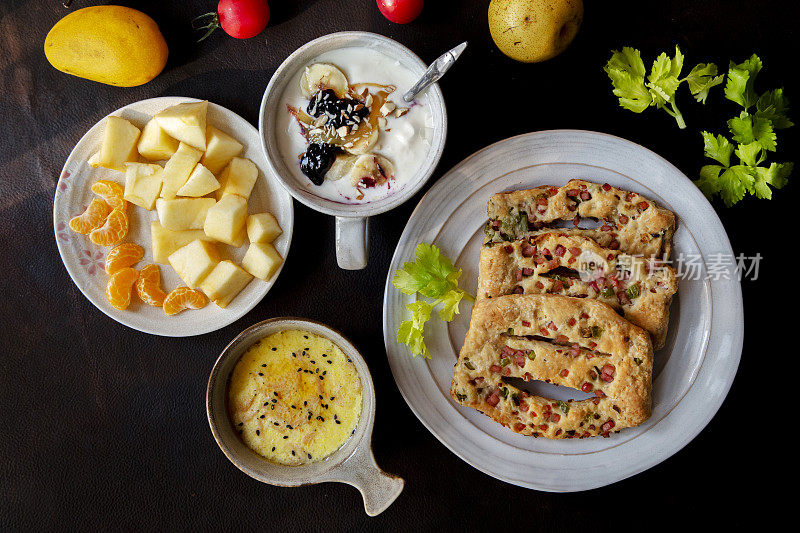 自制早餐:火腿胡椒饼、蒸鸡蛋、酸奶和水果