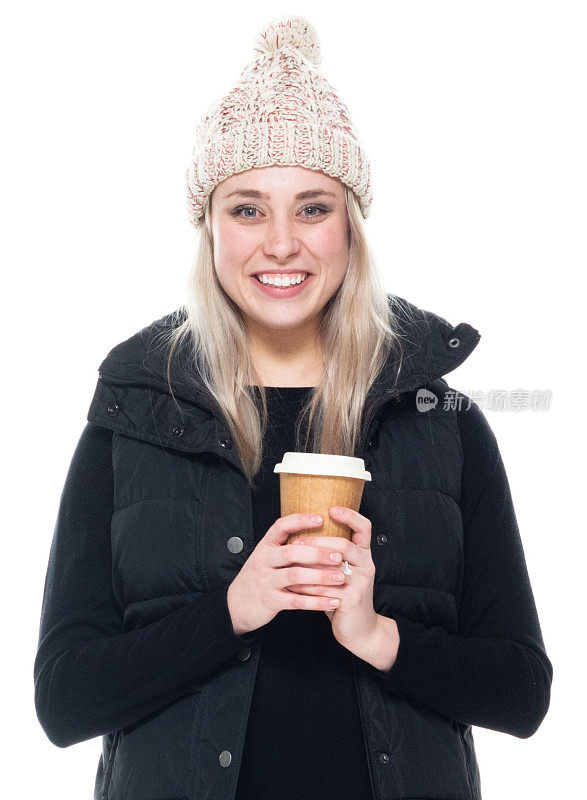 白种女性无袖，穿着夹克，拿着咖啡杯