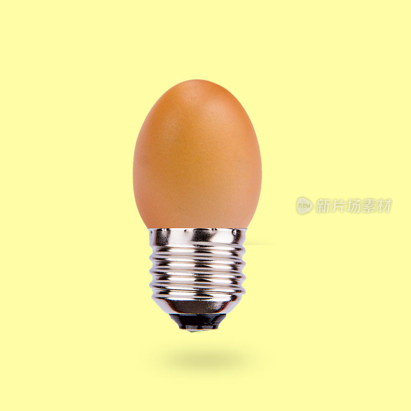 当代艺术拼贴。灯泡概念鸡蛋。
