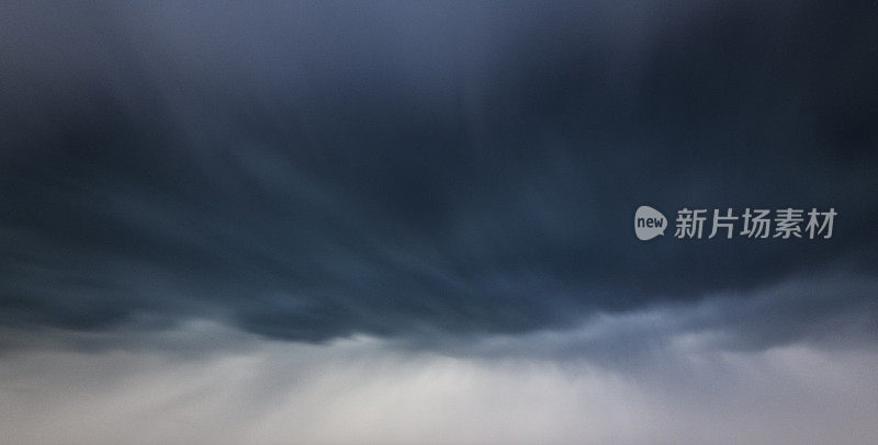 暴风雨的乌云在天空中随着云架向前滚动