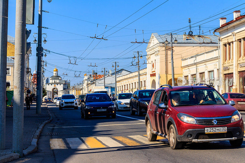 俄罗斯弗拉基米尔莫斯科大街上的交通状况。背景是弗拉基米尔的金门