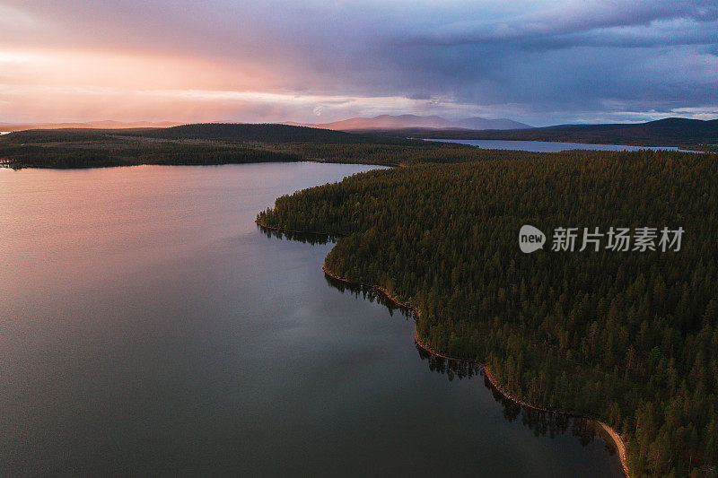 风景鸟瞰图的湖在芬兰