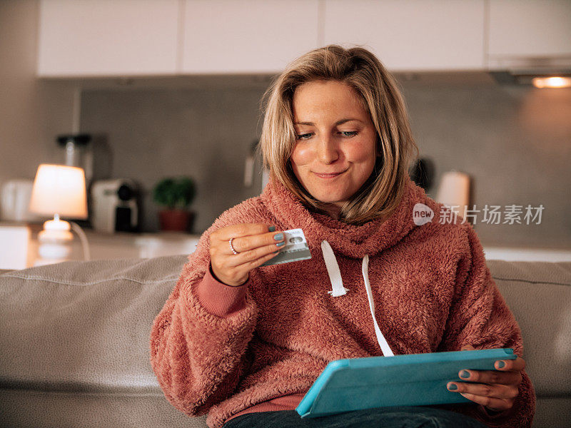 女人在家里用信用卡购物