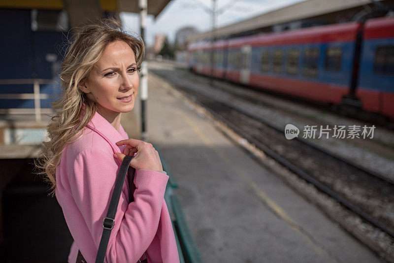 年轻女子独自一人在火车站