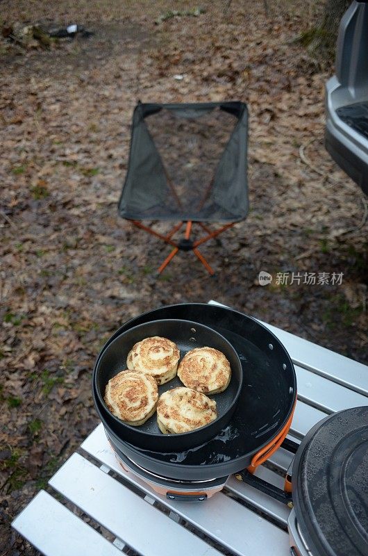 在野营炉上烹饪肉桂卷