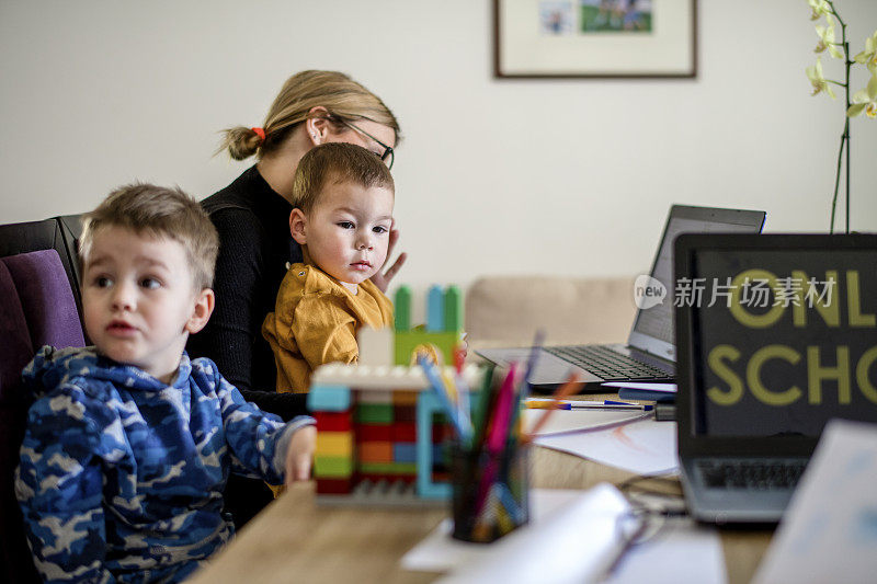 母亲在家工作，年幼的孩子被隔离