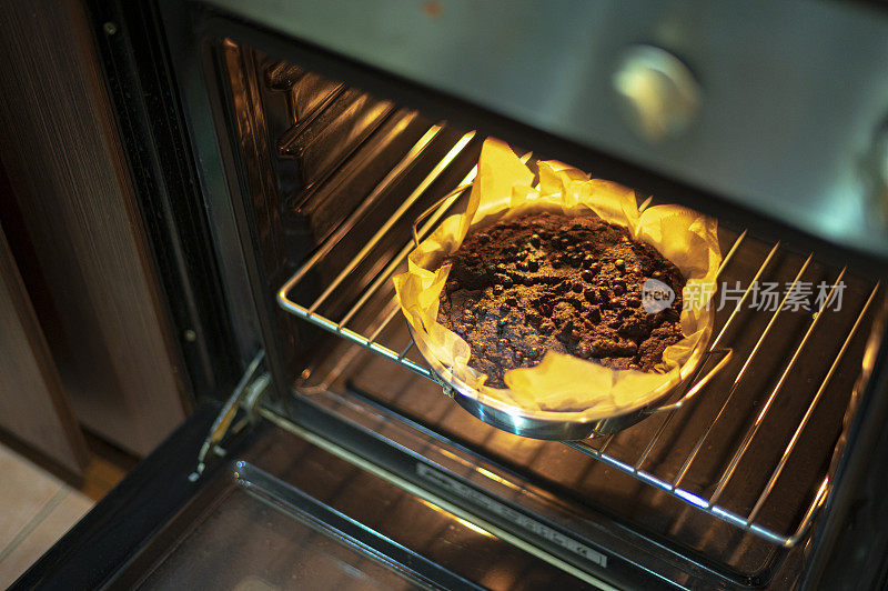 在烤箱的托盘上烤巧克力蛋糕