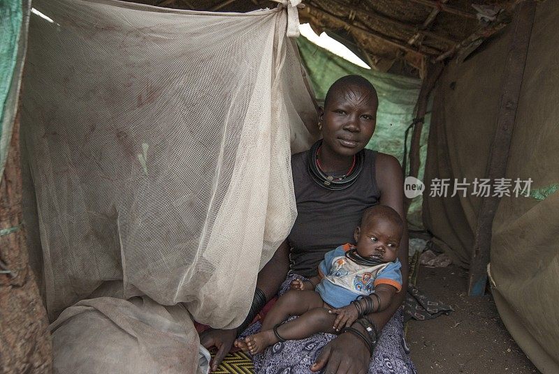 南苏丹朱巴难民营的妇女和婴儿。