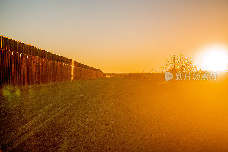 美国德克萨斯州埃尔帕索市和新墨西哥州哥伦布市之间的国际边境墙