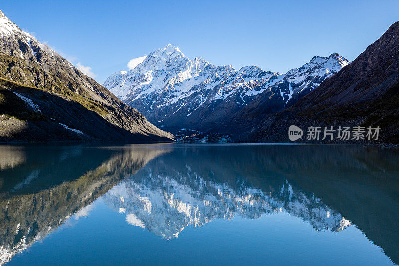 库克峰在胡克湖平静的水面上的强烈倒影