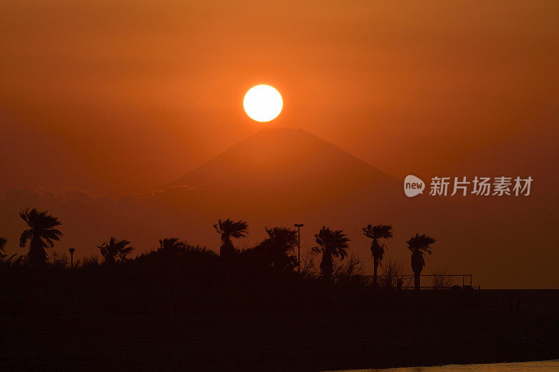 神奈川县三浦半岛富士山上的日落