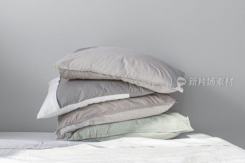 堆叠枕头在枕套的天然材料