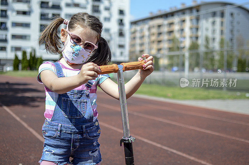 小女孩开车时戴着污染口罩