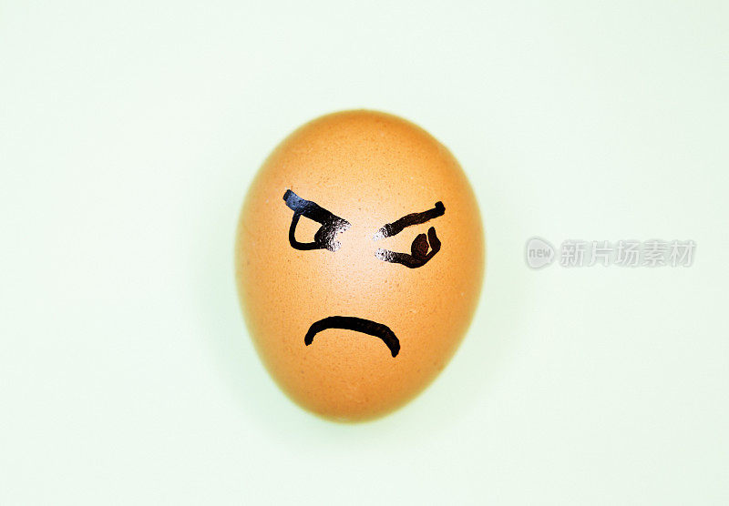 画在鸡蛋上的脸因愤怒和不满而皱着眉头