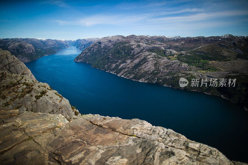 挪威风景名胜:吕瑟峡湾布道石上的悬崖