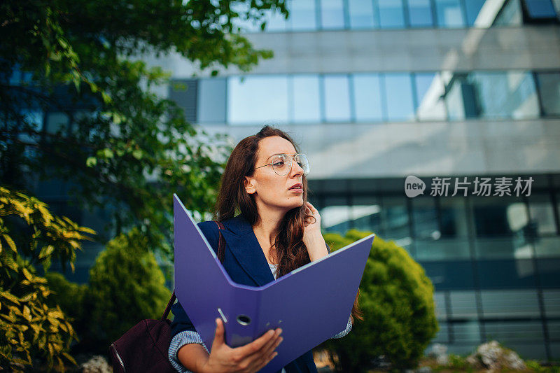 年轻女人在工作时间喝咖啡