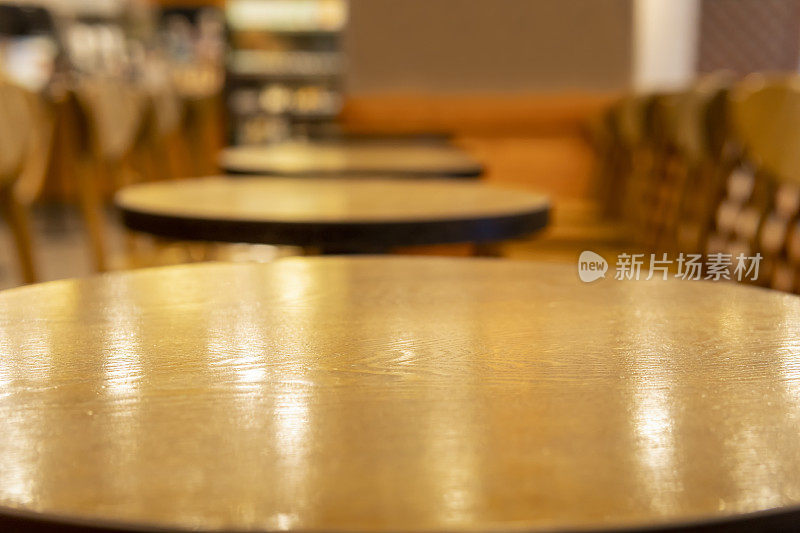 一个咖啡馆里的空桌子和椅子的特写