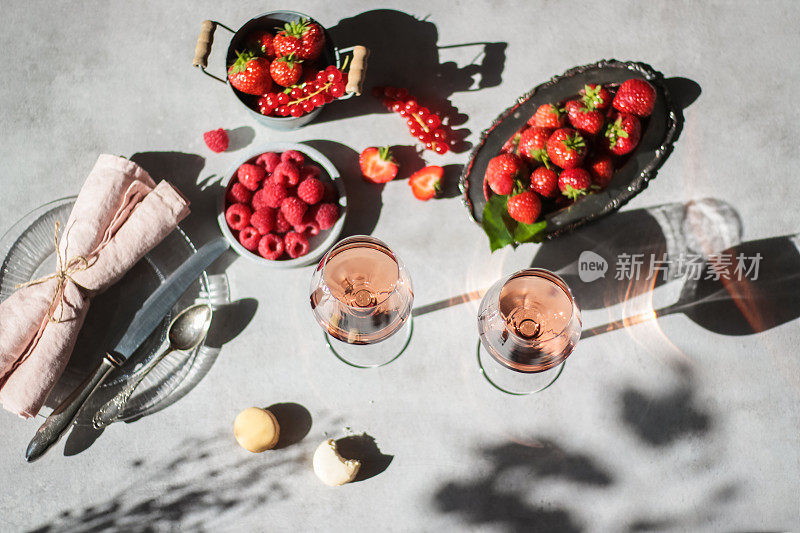 玫瑰酒杯与夏季浆果和阴影