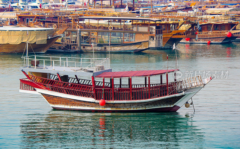 卡塔尔多哈的彩色三角帆或船。