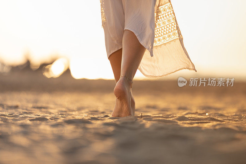 一个年轻女人在海边散步。