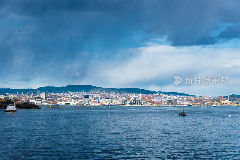 挪威奥斯陆——从奥斯陆峡湾进入海港，可以看到市政厅