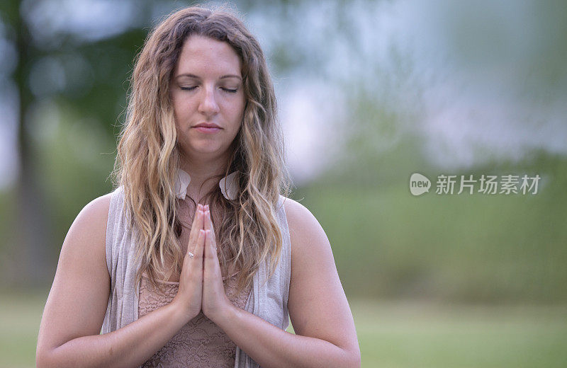 一个白人女人在公园里做瑜伽