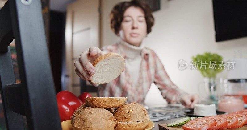 女人正在吃午饭，吃三明治和茶