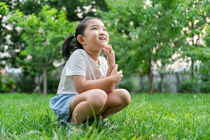 可爱的小女孩注意有趣的事情