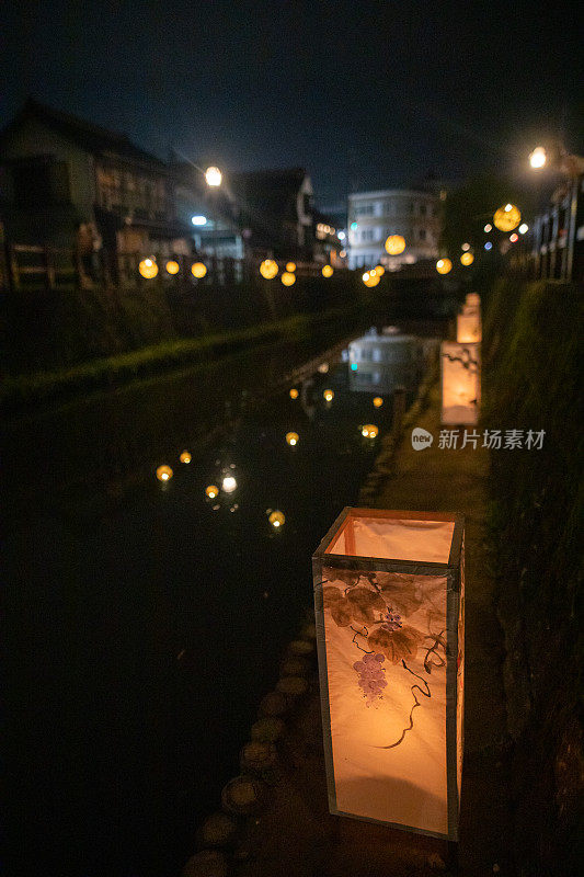 在日本传统的竹节里，五颜六色的蜡烛灯在夏天