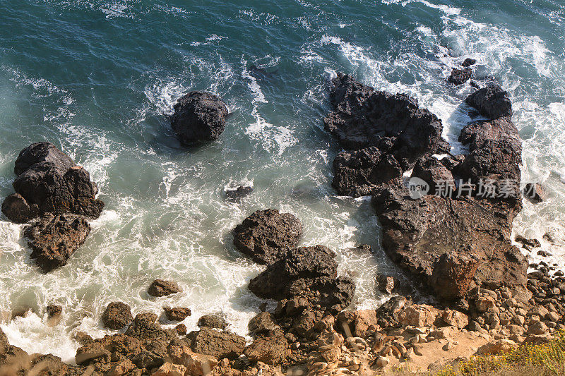 马里布海滩波涛汹涌的海水