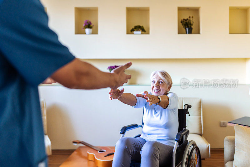 家访期间的健康访视员和一名老年妇女。