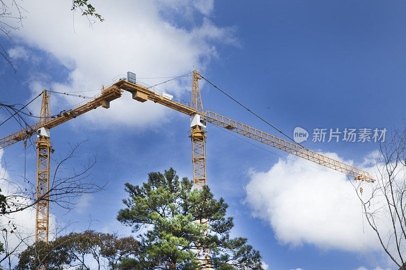 起重机在新建筑上工作