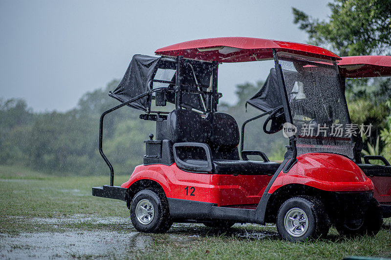 雨天球场上的高尔夫球车