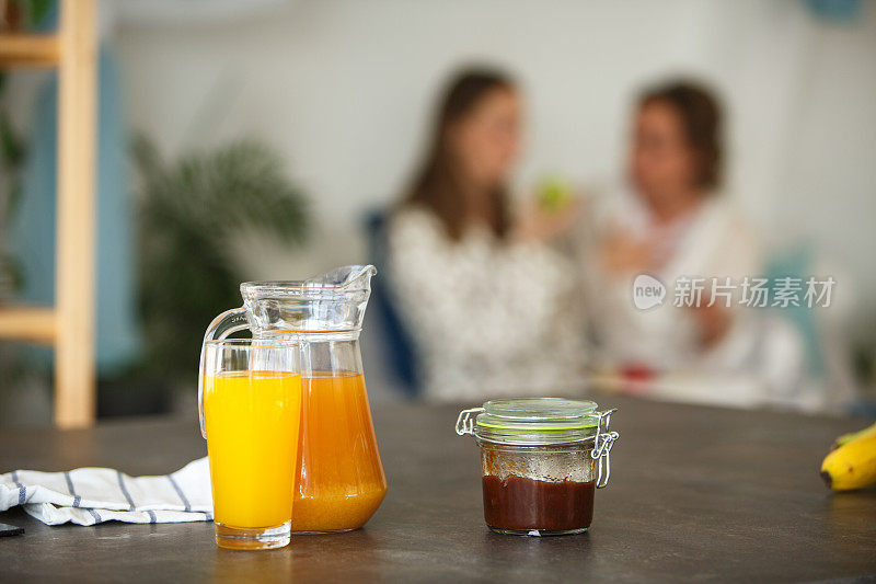 美味的自制果酱和橙汁作为早餐