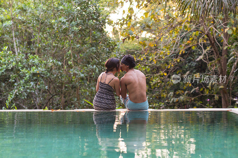 快乐的情侣在巴厘岛旅游时接吻