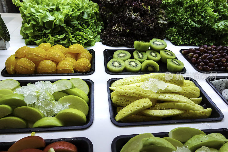 健康体重的饮食，新鲜蔬菜，水果，随时吃沙拉吧选择健康的食品与素食的概念