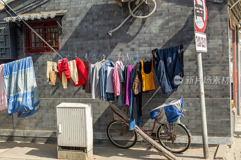 中国北京一个小胡同里晾晒的衣服