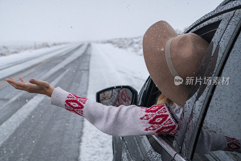 车里的女人伸手去摸雪