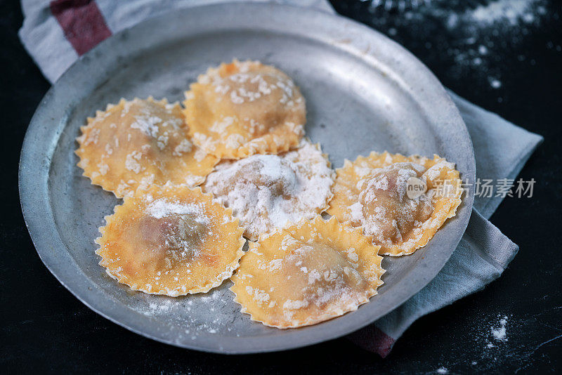 在家庭厨房里准备意大利饺子