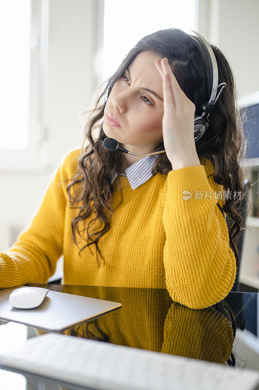 疲惫的女心理学家戴着耳机看着摄像机。远程在线医疗聊天咨询、远程医疗远程服务、虚拟医生电话会议概念